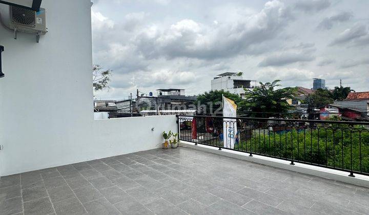 The New Luxury Townhouse Strategis With Pool Di Pejaten Barat 9