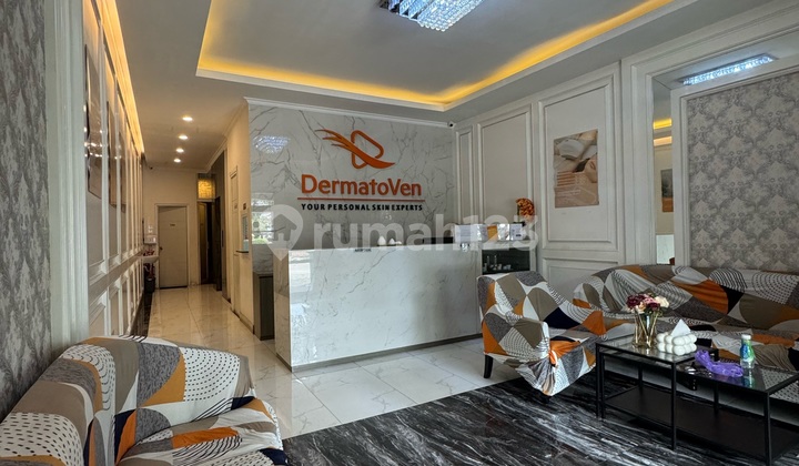 Strategic and Busy 4-Story Area in Plaza 5 Pondok Indah Strategic and Busy 4-Story Area in Plaza 5 Pondok Indah