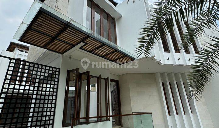 Baru Renovasi Rumah 3 Lantai Semi Furnished di Pondok Indah 2