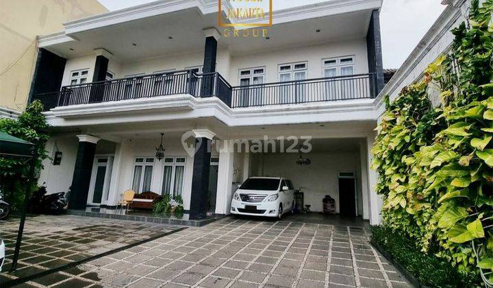 Rumah 2 Lantai Dalam Komplek, Ada Pool, Garasi Carport Luas  2