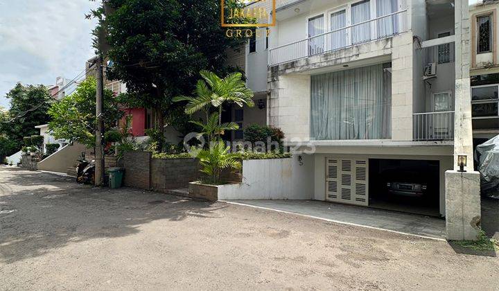 Rumah 2 Lantai Dalam Komplek Ada Pool, Garasi Carport 2