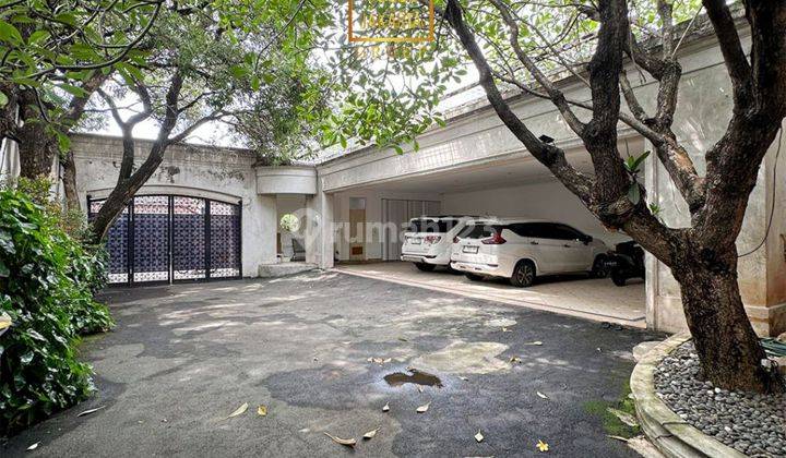 Rumah Modern Classic Nuansa Villa, Ada Pool, Taman Carport Luas  2