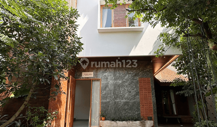 Rumah 2.5 Lantai Semi Furnished Hadap Timur Dalam Komplek 1