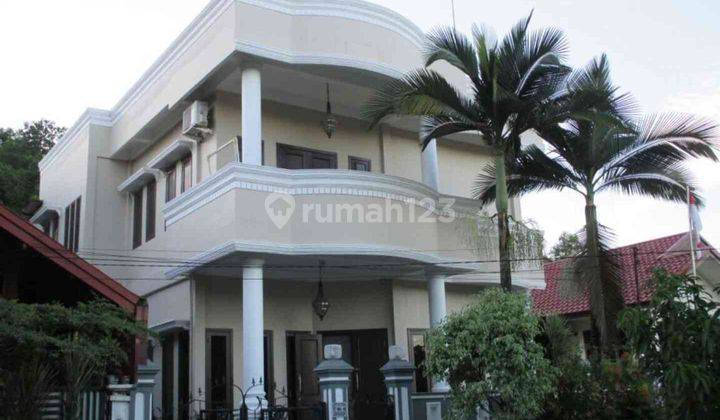 tampak depan rumah 5 kamar tidur hak