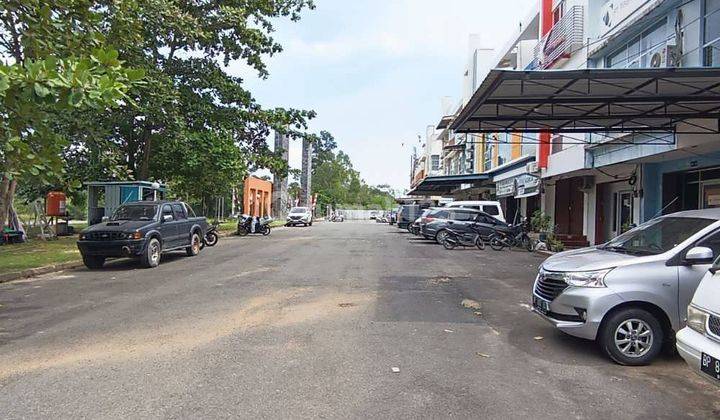 tampak depan ruko 3 lantai posisi hook