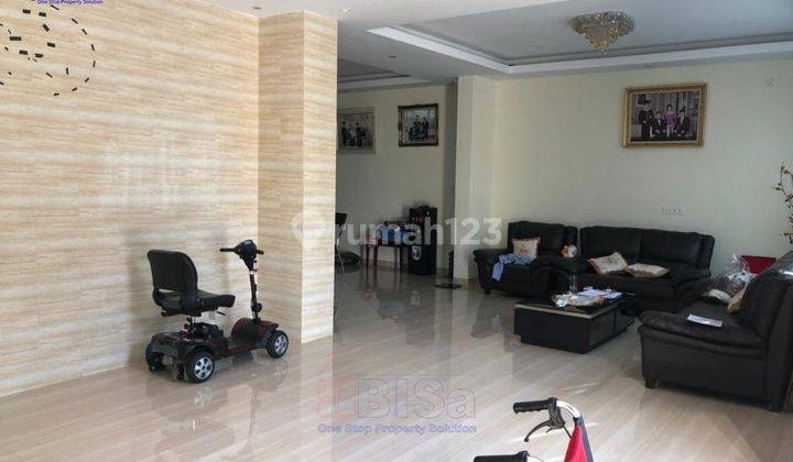 ruang tamu rumah 3 lt di perumahan
