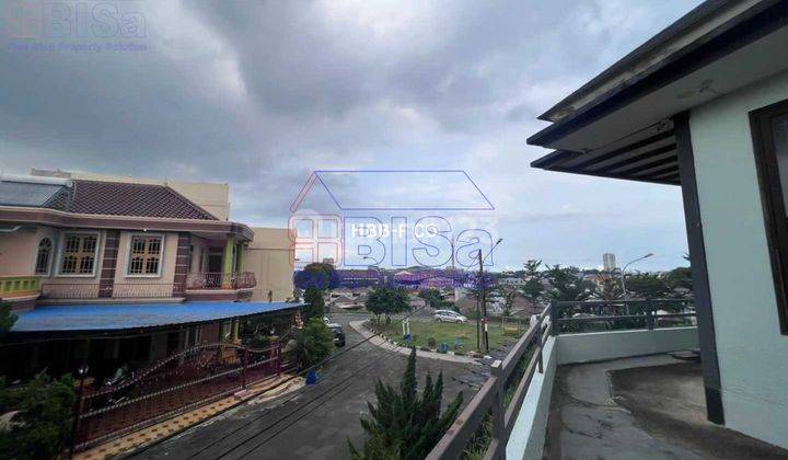 tampak depan rumah besar 2 lantai di