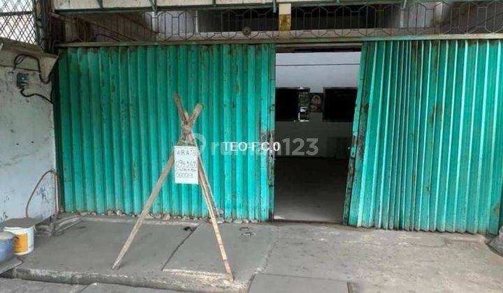 tampak depan gudang kondisi bagus di tiban
