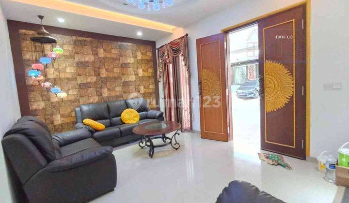 ruang tamu rumah full renovasi beverly green