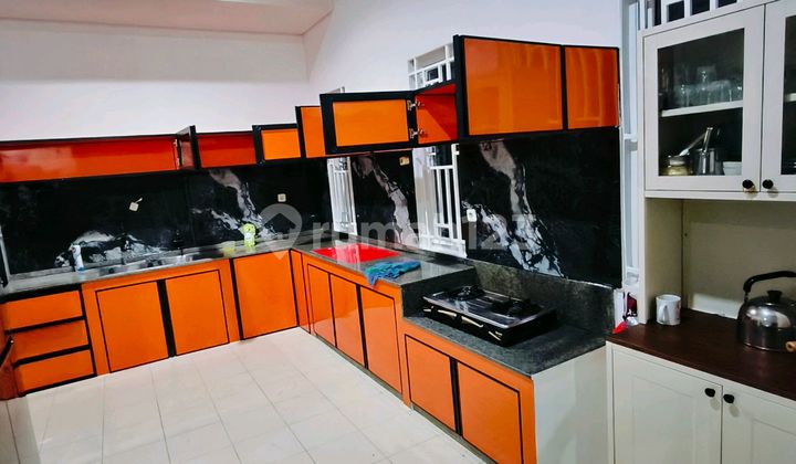 Jual Cepat Rumah Bagus. Bs Buat Office. 364M2 2Lt LB 373.75M2. KT 5+1 KM 2+1. SHM. Hoek. Cuma 9.9M