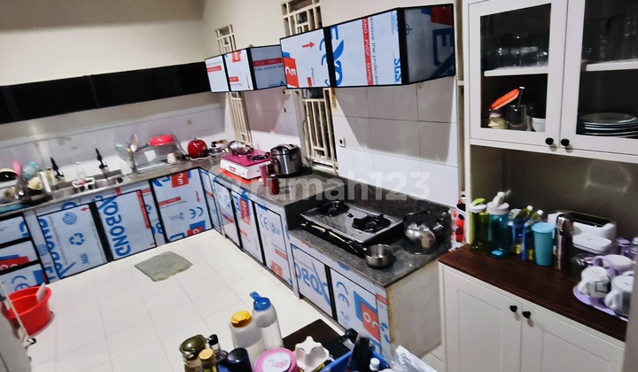 Jual Cepat Rumah Bagus. Bs Buat Office. 364M2 2Lt LB 373.75M2. KT 5+1 KM 2+1. SHM. Hoek. Cuma 9.9M 2