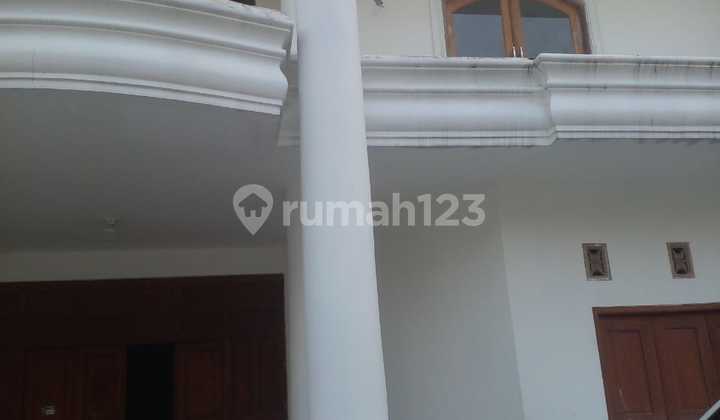 For Sale: Beautiful House in Bsd City. 500m² land, 400m² building, 2.5 floors, 8+1 rooms, 3+3 bathrooms, 4400 Watt. South-facing. Price 9.5b. 2