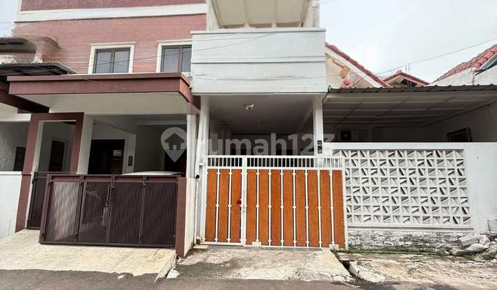 Comfortable Cluster House with One Gate System Near Narogong Toll Access in Cileungsi 2