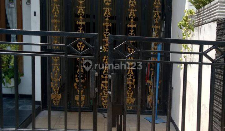 Rumah 2 Lantai Hook Terawat Bagus di Komplek Chandra Baru Bekasi 2