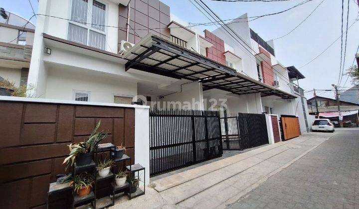 Rumah Bagus Terawat 2 Lantai Semi Furnished Jatiwaringin Bekasi 1