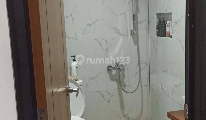 Rumah 1,5 Lantai Sudah Renovasi Furnished Shm Dekat Galaxy Bekasi 2