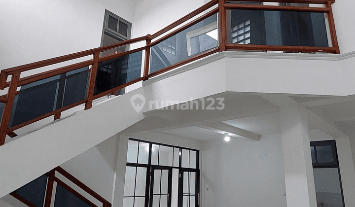 Rumah Bagus 2 Lantai SHM di Jatiwaringin Asri Jakarta Timur 1