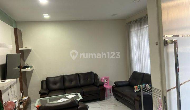 *DIJUAL‼️*

*Rumah di grisenda PIK*

Uk 6x20 
 2.5 lantai,
kmr mandi 4 ,
kmr tdr 4,
 furnish kulkas gede, sofa, meja mkn ,ac , 
SHM
Listrik 4500

Harga 3.6 m hub : lucky 
Gading Pro PIK  081915780668 1