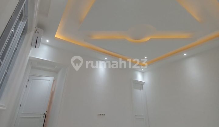 Dijual (Brand New)

Rumah Venice PIK
LT 332m2
LB 1200m2
Ada Lift 
5+2 Kamar tidur
8+2 kamar mandi
Kolam renang
Semi Furnished
Hadap Timur Utara
SHM
Harga 19 m nego sampe deal hub : Lucky GP PIK 08191578xxxx