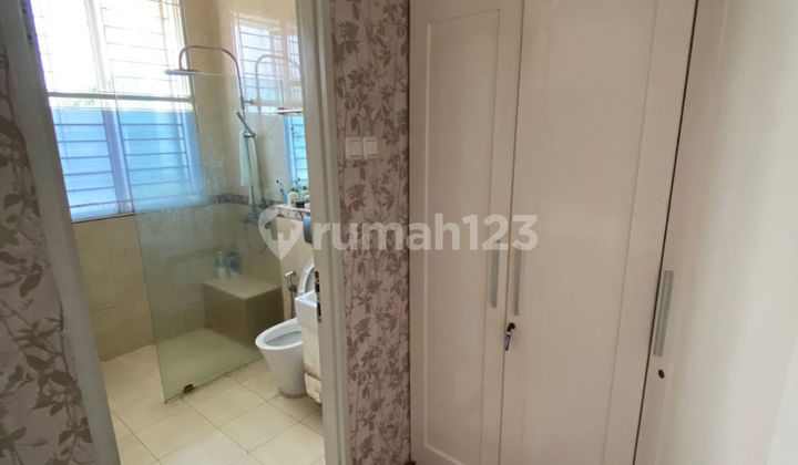 For Sale  
  
Cendana House, PIK  
Land Size: 10x23m²  
Building Area: 260m²  
2 Floors  
4+1 Bedrooms  
3+1 Bathrooms  
Certificate: SHM (Freehold Title)  
Facing South  
Price: 10.5M (Negotiable)  
Contact: Lucky 081915780668