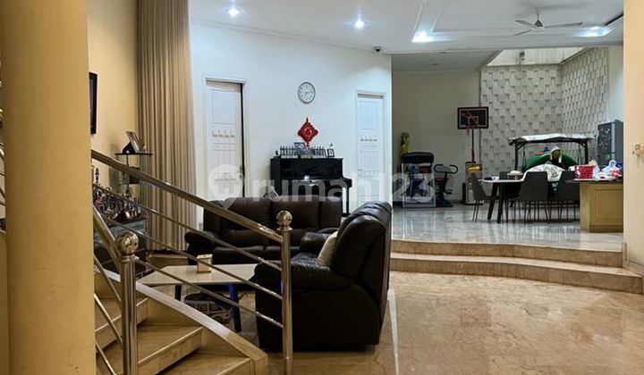 For Sale  

Camar Permai House, PIK  
2 floors  
Size 9x29m²  
4+1 Bedrooms  
3+1 Bathrooms  
6600 watt electricity  
Freehold Title  
North Facing  
Price 9M negotiable  

For more info, contact:  
Lucky G.P PIK  081915780668