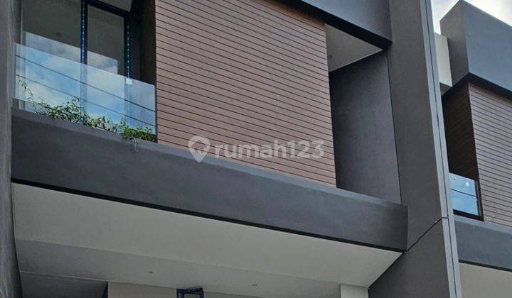 AD21 DIJUAL RUMAH 2 LT MODEL TROPICAL MINIMALIS LOKASI STRATEGIS ROW LEBARR POL, SHM, DI KUTISARI 1