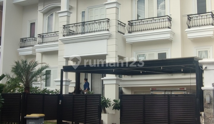Dijual Rumah Mewah Boulevard dengan Kolam Renang, Full Furnish di Raffles Cibubur