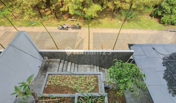 Rumah Mewah Modern Baru ada Lift, Kolam renang depan Green Area 2