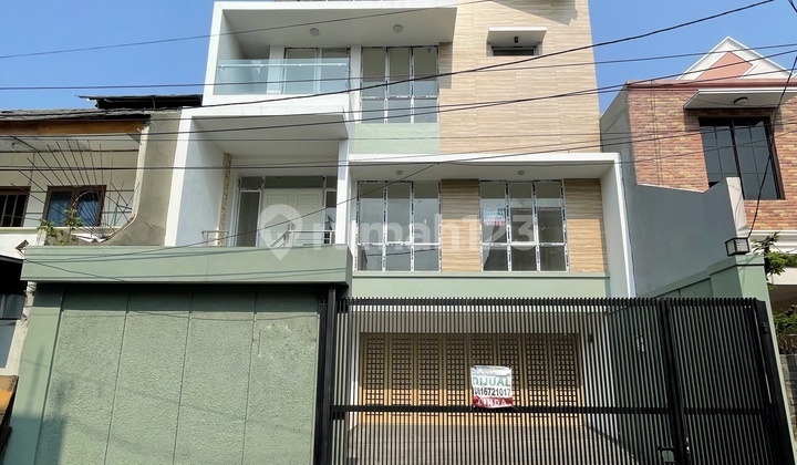 Rumah Baru 3 Lantai dengan Rooftop sudah renovasi dengan design minimalis di daerah Tomang, Jakarta Barat