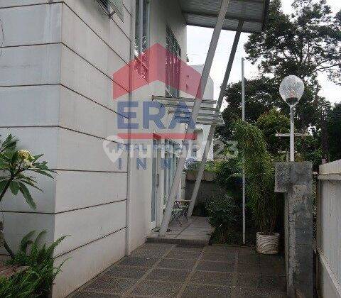 Rumah 3 Lantai Semi Furnished SHM di Bukit Dago Utara, Bandung 1