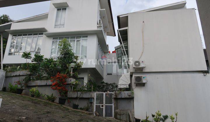 Rumah 3 Lantai Semi Furnished SHM di Bukit Dago Utara, Bandung 2