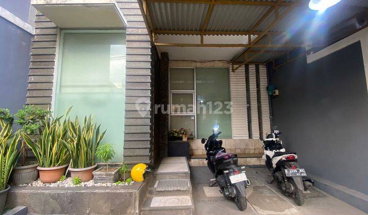 Rumah 3 Lantai Semi Furnished SHM di Sarimanis, Bandung 1