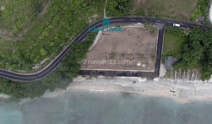 Land covering an area of 1700m2 on the side of the main road at Los Nusa Penida Beach 1