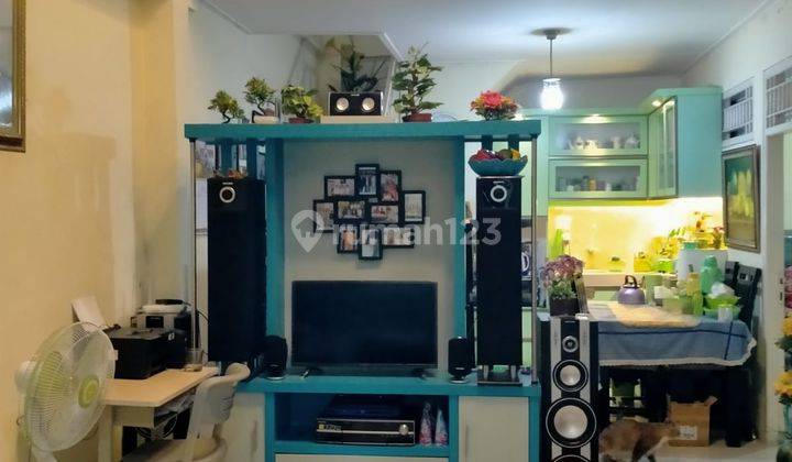 ruang tamu rumah 2 lantai siap huni