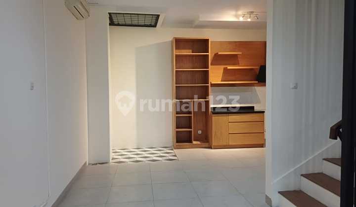 Rumah Cantik Siap Huni 3 Lantai Semi Furnished di Tomang, Jakarta Barat 2