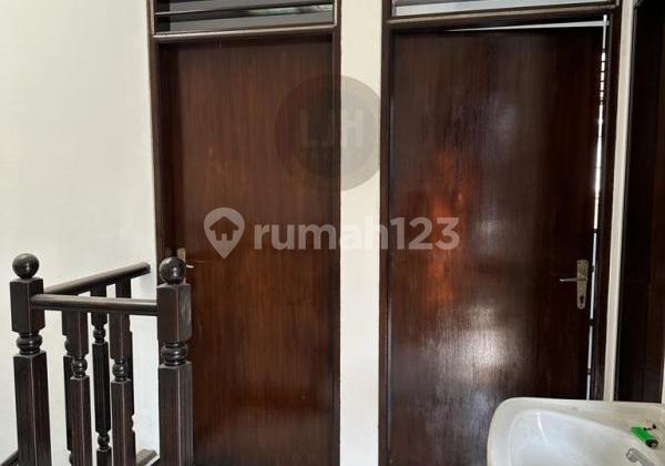 Rumah Siap Huni Hoek Lokasi Nyaman, Tomang Jakarta Barat