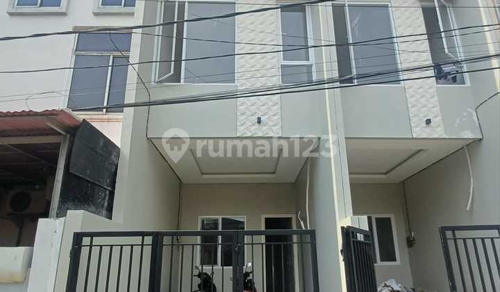 Rumah Baru 3 Lantai, Strategis, di Tomang, Jakarta Barat