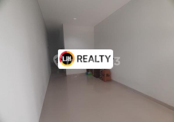 For Rent: 3-Story Shop House with 3-Car Access, Well-Maintained and Comfortable Environment in Tomang, West Jakarta. 2