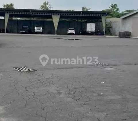 Spacious Warehouse by the Roadside, Jebres Solo