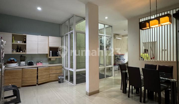 Dijual Rumah Hoki dengan Konsep Minimalis 3 Lantai di Kelapa Gading 2