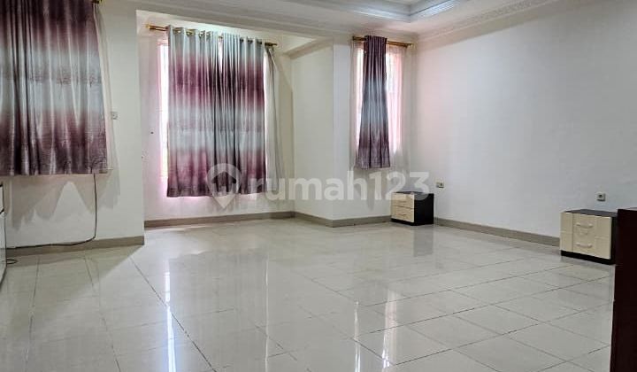 Disewakan Rumah Mediterania Jakarta Utara – 3 Lantai Disewakan Rumah Mediterania Jakarta Utara – 3 Lantai