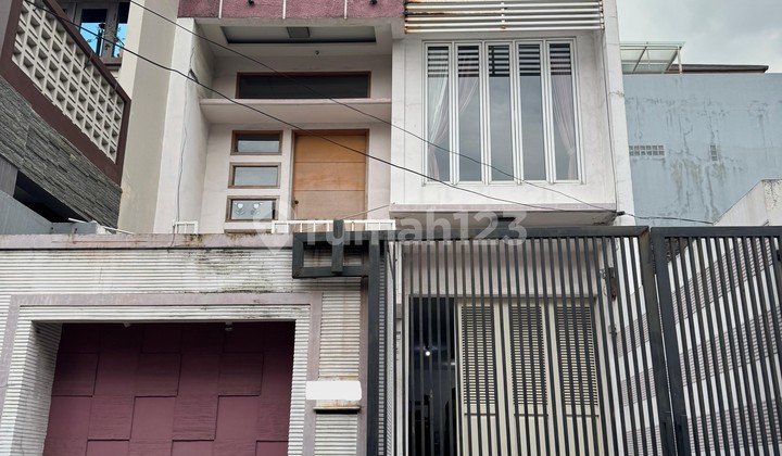 Strategic 3-Story House in Kelapa Nias