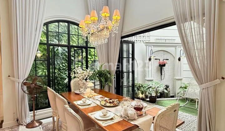 Rumah Cantik Super Mewah Full Furnished 3 Lantai, dengan Roof Top dan Jacuzzi 2