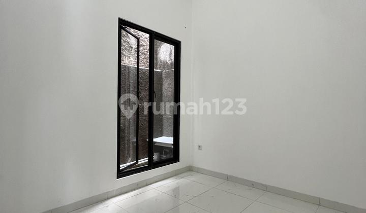 Rumah Cantik Siap Huni Lokasi Strategis dan Nyaman 2