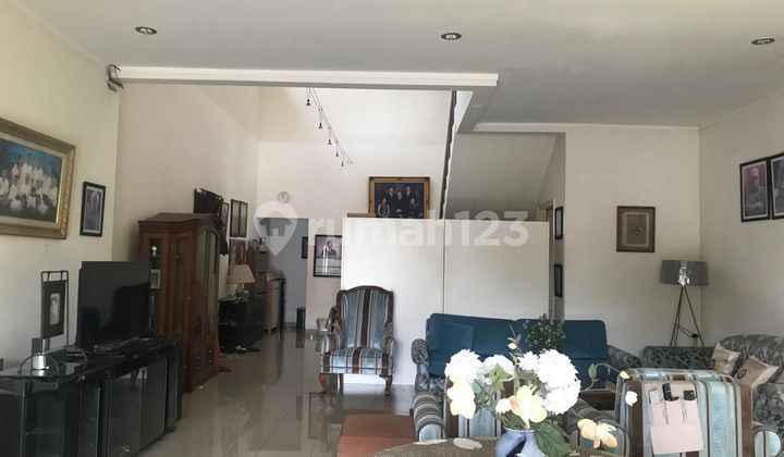 Rumah di Kemang, lokasi strategis, aman. Rumah di Kemang, lokasi strategis, aman.