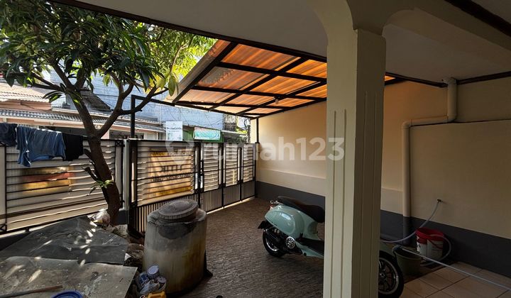 House by the Road Suitable for Business in Beji Depok, 10 Minutes to Kukusan Toll Road 2