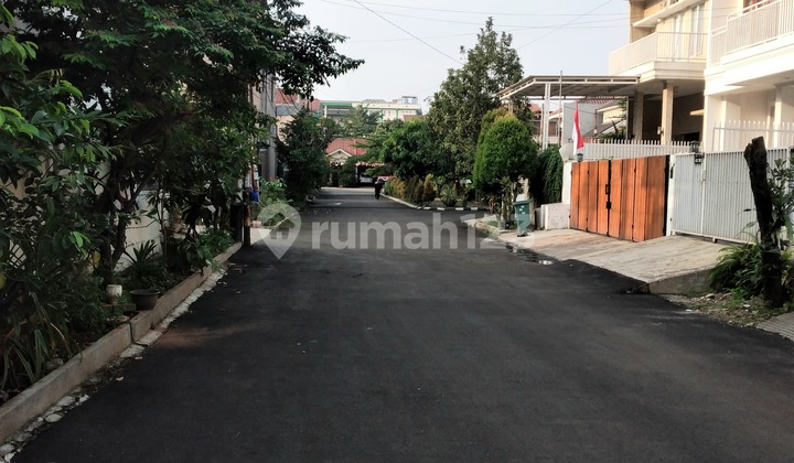 For Quick Sale: Land Plot in Pamulang Timur Complex, Near Toll Gate Entrance. For Quick Sale: Land Plot in Pamulang Timur Complex, Near Toll Gate Entrance.