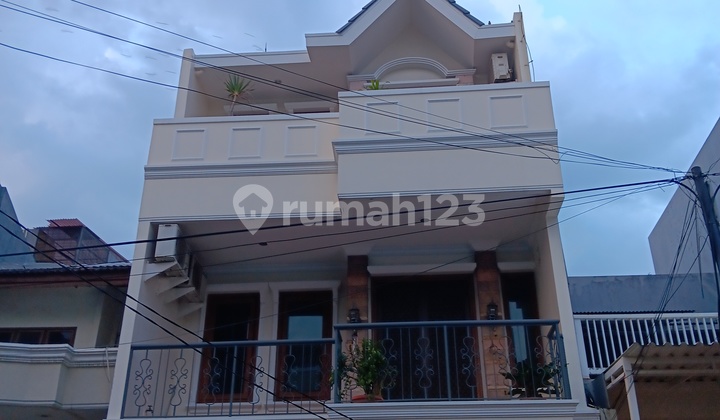 3-Storey House in Kelapa Gading for Quick Sale, Eligible for Mortgage Financing 3-Storey House in Kelapa Gading for Quick Sale, Eligible for Mortgage Financing