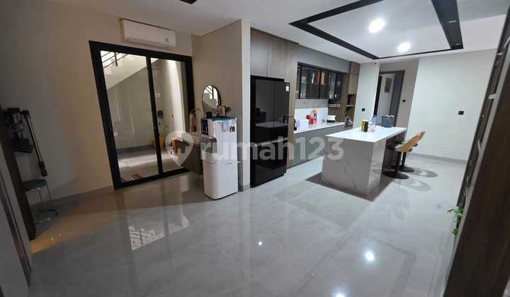 Rumah Bagus Hook Di Taman Tampak Siring Jakarta Barat 2