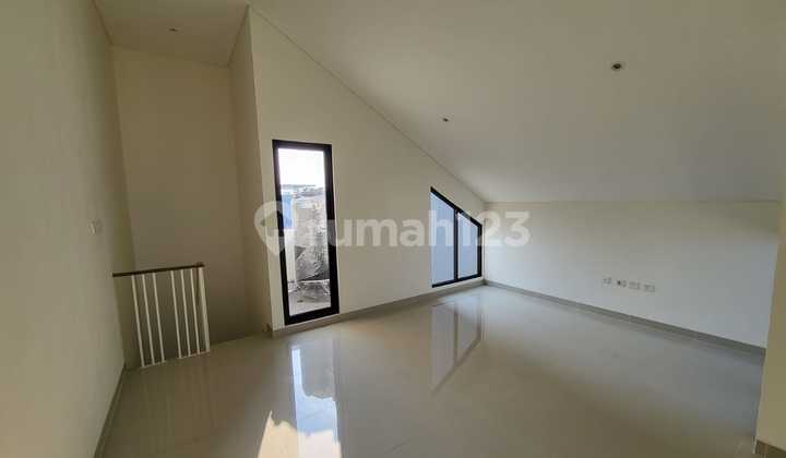 Sell Luxury 3-Story Ready-to-Live Home, Strategic Flood-Free Location in JGC Cluster The Essence Yarra Near Gate and Park, East Jakarta